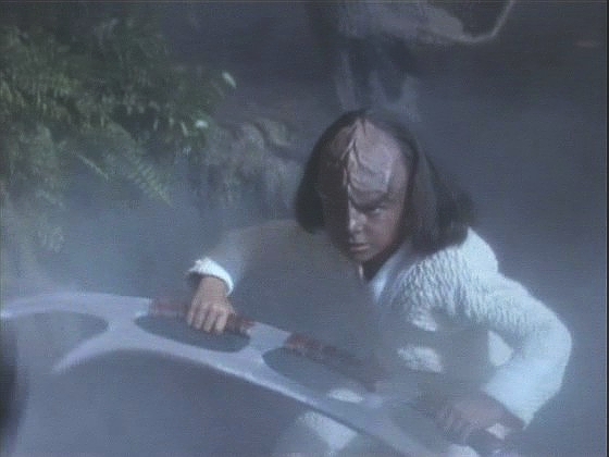 Vzápětí však Alexander poruší několik otcových zákazů a Worf ho místo v kajutě najde v simulátoru. Worf je rozhodnut poslat ho do klingonské školy.