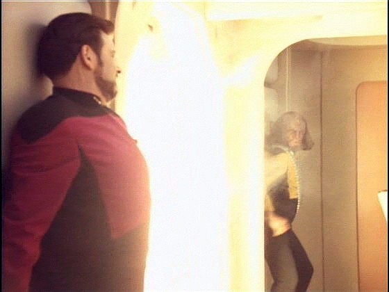 Enterprise byla při průletu vlnou poškozena a neposlušný Alexander byl uzavřen v biolaboratoři, kde vypukl požár. Worf a Riker mají jen několik minut na jeho záchranu.