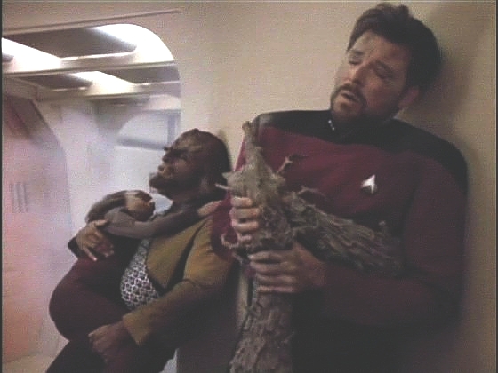 Enterprise vlnu předletěla a zničila ji fotonovými torpédy těsně před tím, než by byla zaplavena radiací. Worf a Riker unikli v posledních vteřinách i se vzácným živočichem.