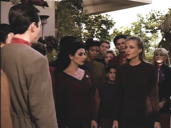 Connorovu prosbu, ať zůstanou alespoň šest měsíců, řada kolonistů nevyslyší, a kapitán Picard je bere na palubu, i když má jisté výčitky, že potíže způsobila návštěva Enterprise.