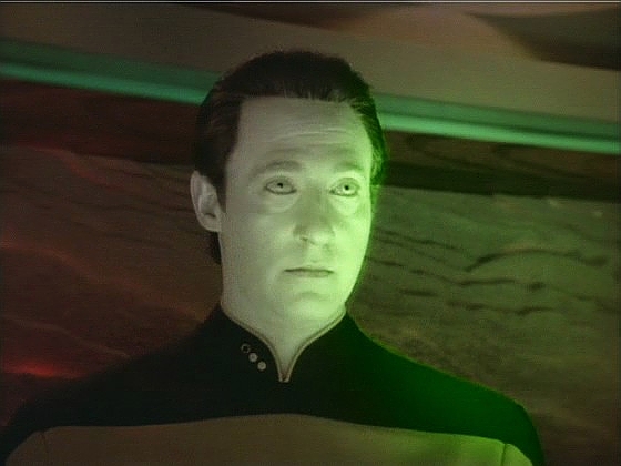 Když Enterprise zasáhl paprsek z neznámé lodi, Dat právě míchal Deanně samarianský západ slunce. Po průchodu paprsku nikoho nepoznává a neví, kdo je.