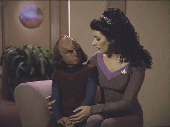 Worf je v hluboké depresi a odmítá i návštěvu Alexandra. Deanna mu s obtížemi vysvětluje proč, K'Ehleyr ho nevychovala k respektu ke klingonským tradicím a zvykům.