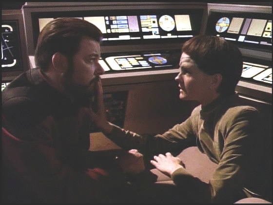 Při úpravách raketoplánu Magellan se Soren svěří, že se liší, že se cítí být ženou, což je na jejich světě trestné, a že se k Rikerovi cítí přitahována. Přitažlivost je oboustranná.