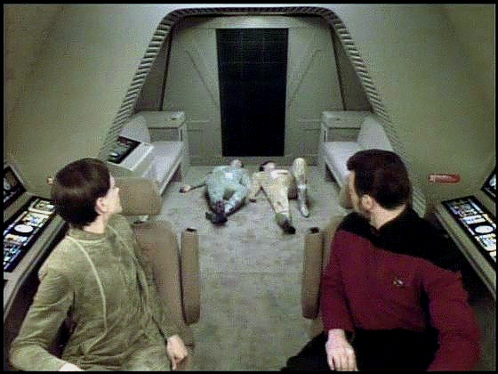 Oba j'naiští vědci jsou úspěšně transportováni na palubu a Enterprise všechny zachrání. Vděční J'naiové zvou posádku na oslavu.