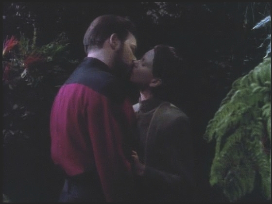 V noční zahradě vidí Riker v Soren opravdu ženu.