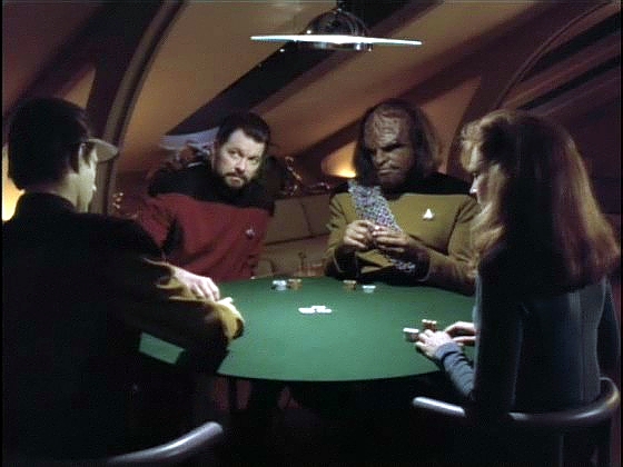 Při pravidelném pokeru má Beverly náhle pocit, že přesně stejnou hru už hrála. Ví, co Dat rozdá, ví, že Riker bluffuje, a on ví, že ona to ví.