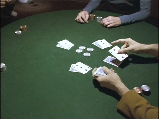 Poker v další smyčce je zajímavý. Nejprve všichni dostanou trojku, potom každý tři stejné karty. Trojek se během dne na lodi vyskytne víc než dva tisíce.