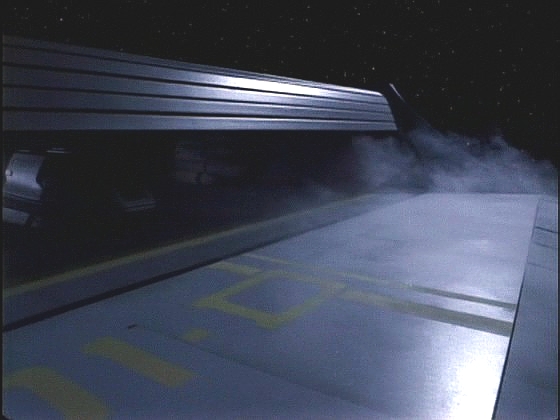 Dat si uvědomí, že trojky by mohly znamenat počet pecek na Rikerově uniformě a tedy jeho radu, jak zabránit srážce: ne vlečný paprsek, ale dekomprese nákladového prostoru.