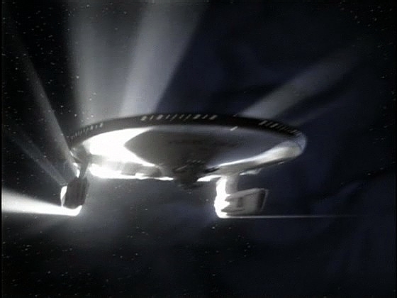 Před Enterprise se z časoprostorové distorze vynořuje loď na kolizním kurzu. Na odvrácení srážky zbývá necelá minuta.