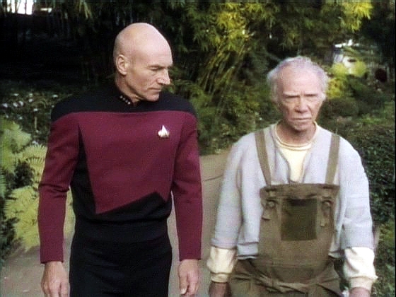 Kapitán Picard si před vyšetřováním najde čas navštívit Boothbyho, který si ho k jeho údivu dobře pamatuje. Boothby zná i celou Eskadru Nova.
