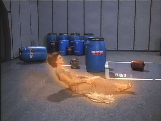 Vejce spadne na zem. Před očima Picarda a Briama se stázová jednotka rozpadá a ukazuje se, že uvnitř je krásná žena.