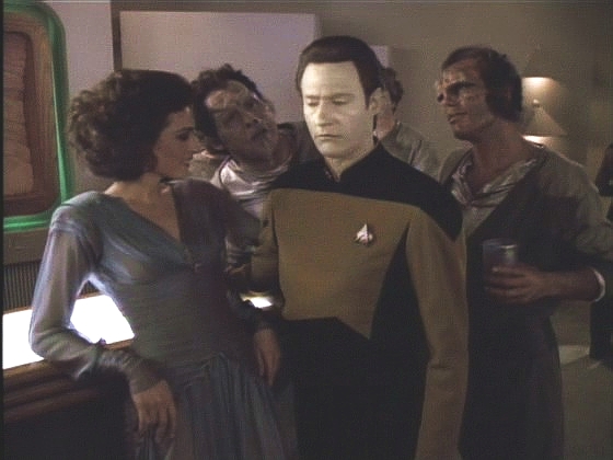 Kamala nesmí opustit kajutu, protože příliš silně přitahuje muže. Picardovi se nelíbí, že někdo na jeho lodi má domácí vězení, a za průvodce jí určí Data. Kamala si dobře rozumí i s horníky.