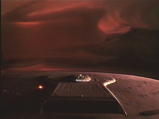 Enterprise právě zkoumá nezvyklou mlhovinu, která se utvořila kolem neutronové hvězdy. Na lodi nikdo nepostřehl, že dovnitř vnikla kulička energie, která propátrala celou loď.