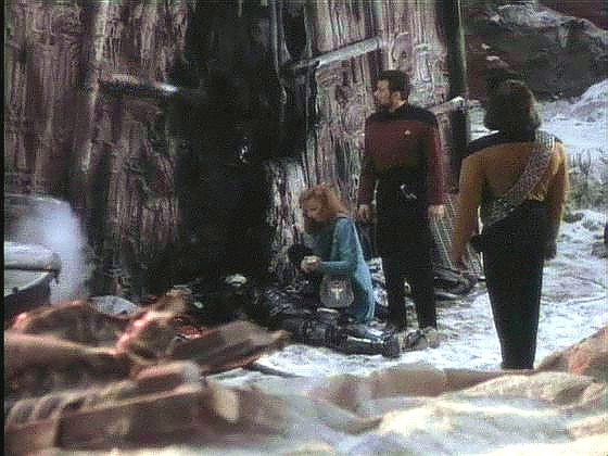 Enterprise zachytila neidentifikovaný nouzový signál a výsadek objevil vrak borgského průzkumného člunu, čtyři mrtvé Borgy a jednoho živého, i když těžce raněného.