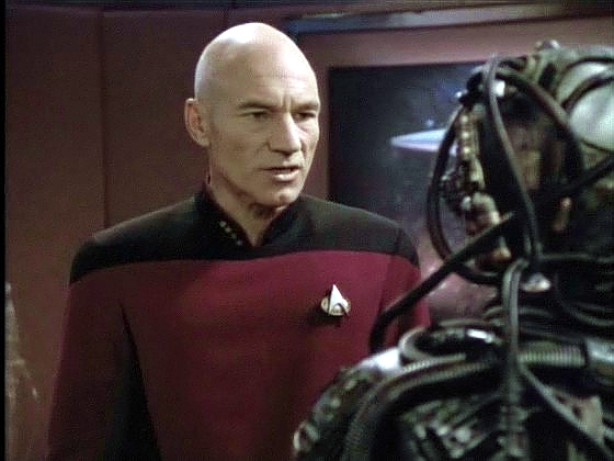Hugh v Picardovi okamžitě poznal Locuta a ten s ním jako Locutus hovoří. Hugh však reaguje úplně jinak, než kapitán čekal. Šokem je zejména, když Borg o sobě řekne "já".