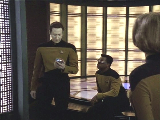 Dat zjišťuje v místnosti transportéru pole chronitonových částic. Ty se vyskytovaly na romulanské lodi, ale pro jejich výskyt na Enterprise nemá vysvětlení.