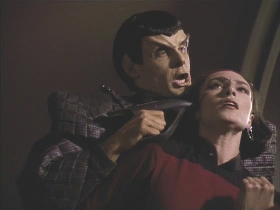 Na Enterprise se dostal fázově posunutý Romulan, který chce Ro a Geordimu zabránit v rematerializaci. Geordi včas zasáhne a hravě ho prohodí pláštěm lodi do vesmíru.