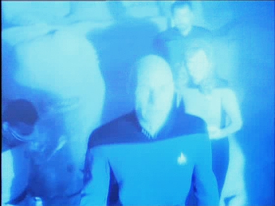 Obě bytosti po chvíli tímto portálem odcházejí a výsadek z Enterprise je následuje.