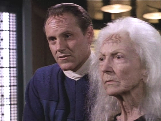 Na Enterprise se přenesl vyslanec Federace a mírový vyjednávač Alkar s matkou Maylor. Ta se okamžitě oboři na Deannu s tvrzením, že Alkara nedostane, že ji zastaví.