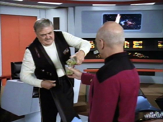 V simulátoru na můstku své Enterprise vzpomíná. Připojuje se k němu kapitán Picard, který si uvědomuje, jak zbytečný se Scotty cítí. Začne pro něj hledat užitečnou činnost.
