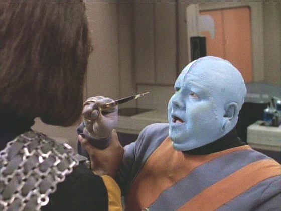 Pohled na nůžky pana Mota ve Worfovi budí hrůzu. Stejně tak se Riker lekl lékařského trikordéru, Geordi má problémy s VISORem a Datovi někde chybí 90 minut.