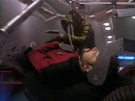Riker se ocitá na stole ze svých podvědomých vzpomínek a nad ním se sklání bytost s pažemi zakončenými klepety. Na vedlejším stole leží praporčík Ragerová.