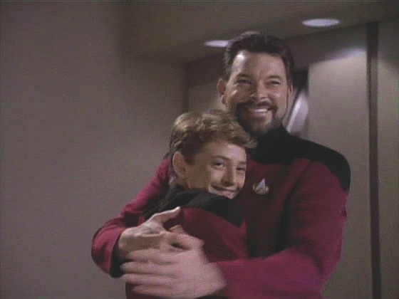 Kapitán potřebuje přístup k hlavnímu počítači, který Riker při obsazení Ferengy duchapřítomně zakázal, a potřebuje ho na dětský terminál. K Rikerovi se dostane jako jeho syn.