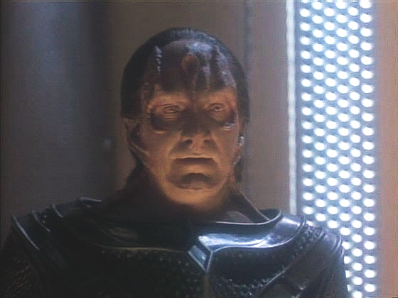 Kapitán Picard je zajat a předveden k výslechu před Gula Madreda. Dozvídá se, že buď bude uspokojivě odpovídat na otázky, nebo zemře.