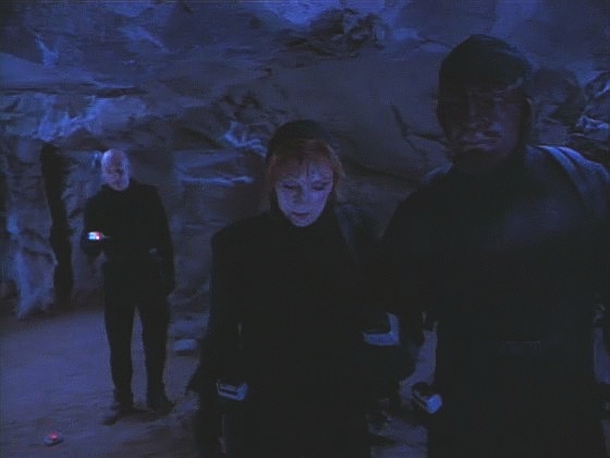 Picard se svým týmem, Worfem a Beverly, zatím pilně trénuje na misi v obtížných podmínkách. Teprve když vyletí v raketoplánu ke cardassijskému území, dozvídají se podrobnosti.