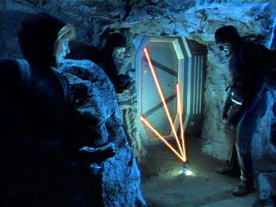 Po obtížném průchodu jeskyněmi na Celtris III objeví tým magneticky uzavřené dveře a za nimi subprostorové signály. Worf vyřadil z provozu senzory reagující na přiblížení,...