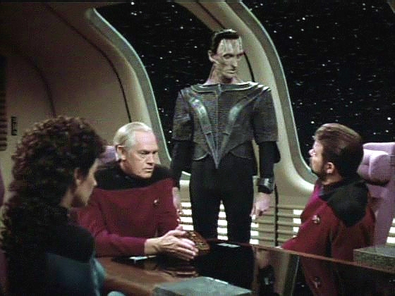 Gul Lemec zatím informuje na Enterprise, že zajatý Picard bude souzen jako terorista, pokud Federace nepřizná, že do cardassijské základny pronikl na rozkaz velení Flotily.