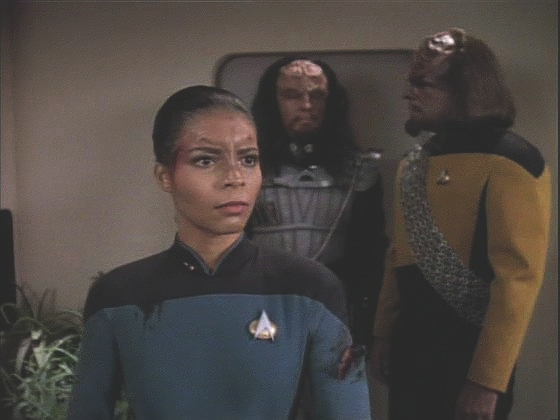 Torak přivádí Aquiel, kterou objevili v raketoplánu stanice v klingonském prostoru. Aquiel tvrdí, že ji Rocha napadl a od té chvíle že si nic nepamatuje. Rezolutně však popírá, že by ho zabila.