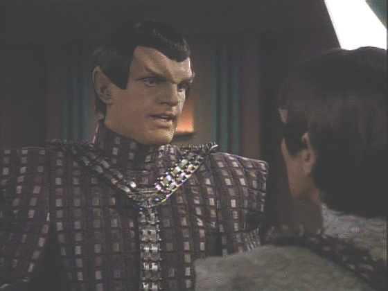 Deanna se probrala na romulanské lodi chirurgicky přeměněná na Romulanku a subkomandér N'Vek ji informuje, že je vlastně major Rakal z Tal Shiaru a že by ho měla raději poslouchat.