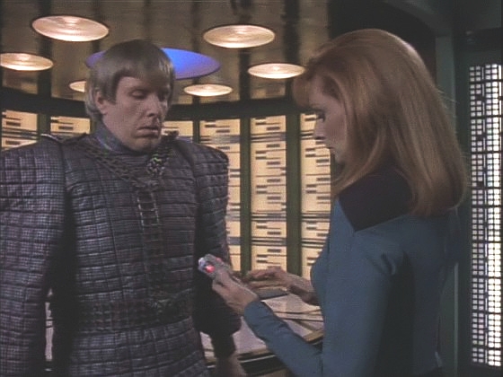 Na Enterprise se v té době transportoval praporčík DeSeve, který před 20 lety přeběhl na Romulus. Má vzkaz pro kapitána přímo od Spocka, který potřebuje pomoc.