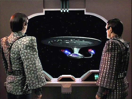 Netrvá dlouho a před maskovanou Khazarou se objevuje Enterprise, která měla disidenty převzít. Nachází však jen trosky vykazující stopy romulanských disruptorů.