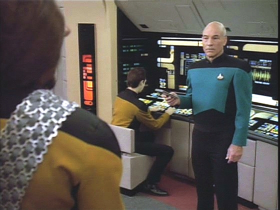 Kritický okamžik rvačky je za ním - a Picard je náhle na můstku Enterprise, ovšam jako poručík v astrofyzice.