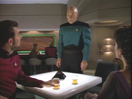 Poručík Picard vyhledá prvního důstojníka a poradkyni a ptá se jich, jaký je jejich názor na něj. Dozvídá se, že je spolehlivý, přesný, loajální - a že nikdy neriskoval a nikdy v ničem nevynikl.