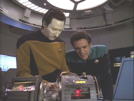 Enterprise přiletěla k Deep Space Nine pomoci s opravami na Bajoru. Doktor Bashir potřebuje lodní počítač, aby rozluštil tajemství přístroje z Gama kvadrantu.
