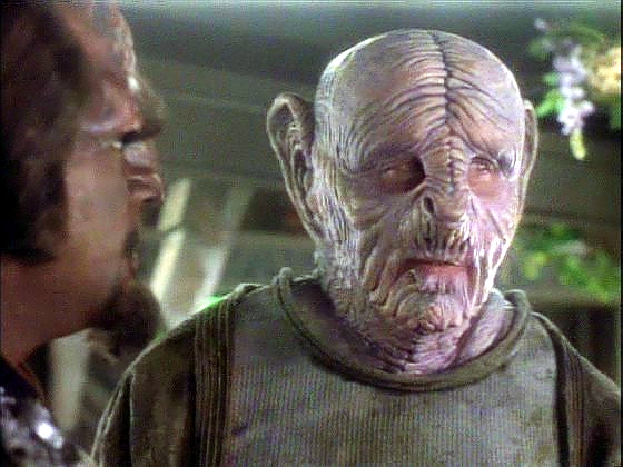 Worfa na Deep Space Nine kontaktoval Yridian Shrek, aby mu sdělil, že Worfův otec žije v romulanském zajetí. Worf je zprvu přesvědčen, že je to lež, Mogh byl zabit na Khitomeru.