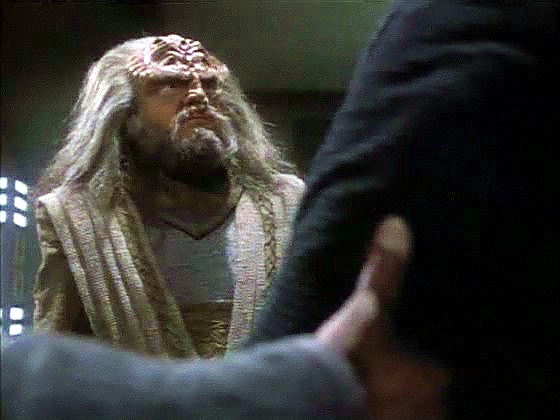 Po noční cestě džunglí se Worf dostane nepozorovaně do vesnice, kde opravdu žijí Klingoni. Poznává starého L'Kara, který dobře znal jeho otce i jeho samého, když byl malý.