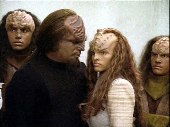Ukazuje se však, že už je stejně pozdě. Toq a většina Klingonů se postaví před Worfa. Tokathovi nezbývá, než jim dovolit odejít. Pouze Ba'el zůstává, protože by ji nikde nepřijali.