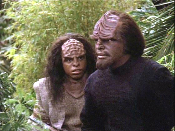 Když vezme mladého Toqa na lov, probudí se v chlapci Klingon a Toq strhne i ostatní. Klidní, povolní a spokojení Klingoni jsou ti tam. Tokath se pozdě snaží zabránit nejhoršímu:...