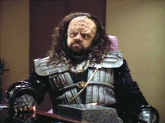 ...a Klingony vedenými kapitánem Nu'Daqem. Picard je přesvědčí, že jedině když budou spolupracovat, tj. když oba poskytnou každý své vzorky DNA, rozluští dávné tajemství.