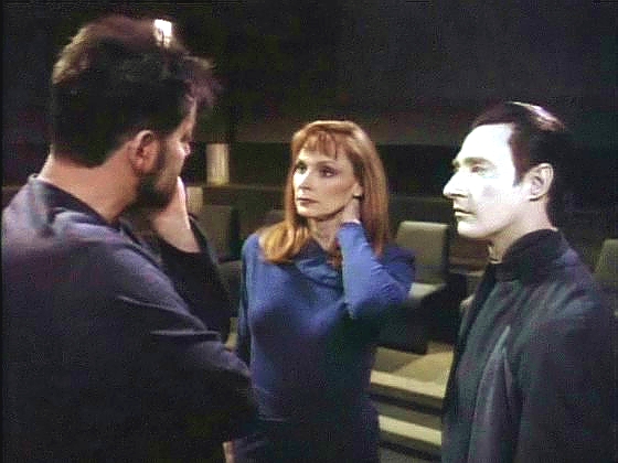 Beverly zkouší svou novou hru z prostředí psychiatrické léčebny, v níž komandér Riker hraje hlavní roli.