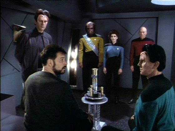 Různé části jeho psýchy jsou zobrazeny jako Deanna, Worf a kapitán. Objevuje se však i onen neznámý poručík z Enterprise, který je podle dr. Syruse vlastně správcem léčebny.