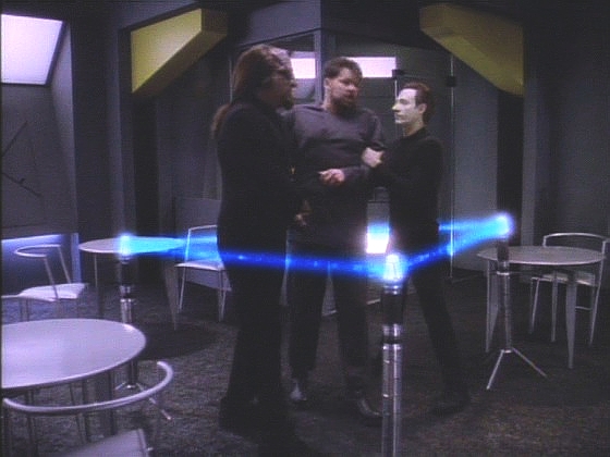 Pak se dostaví Worf a Dat, aby ho osvobodili. Riker je přesvědčen, že to jsou halucinace, a odmítne odejít. Dat a Worf ale přemůžou stráže a se zesláblým Rikerem se transportují na loď.