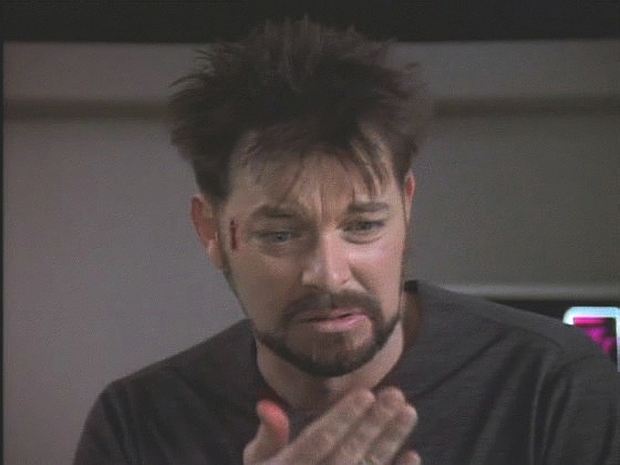 Tam však přes několikeré ošetření stále krvácí rána na Rikerově spánku. Riker si uvědomí, že jeho pobyt na Enterprise je jen další iluzí.