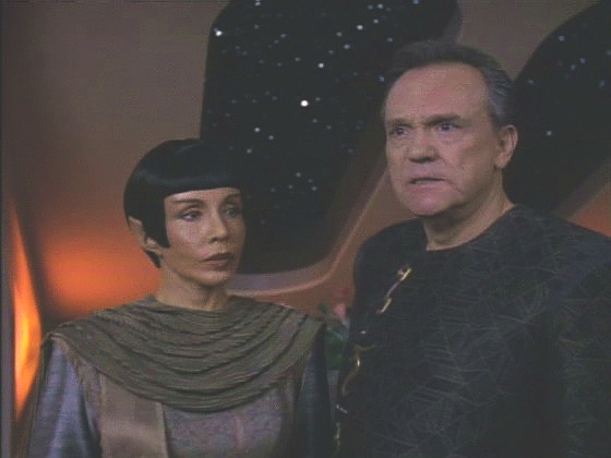 Beverly tedy začne vyšetřovat. Od T'Pan a jejího manžela dr. Christophera se dozví, že Reyga se prudce pohádal s klingonskou vědkyní Kurak a že šlo o věc cti.