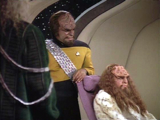 Worf přichází s řešením. Kahless se stane císařem a bude morálním a spirituálním vůdcem Klingonské říše. Pravá moc zůstane v rukách kancléře Gowrona.
