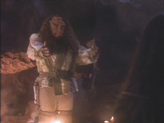Už je rozhodnut vrátit se na Enterprise, když se Kahless náhle zjeví. Ne jako vidina, ale jako muž z masa a kostí.